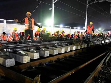 అద్బుతం: 9 గంటల్లోనే హై స్పీడ్ రైల్వే ట్రాక్ నిర్మాణం, ఎక్కడంటే?