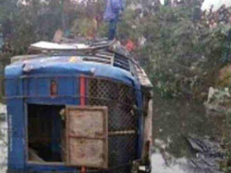 నీటికుంటలో పడిన బస్సు: ఏడుగురు మృతి, 20మందికి గాయాలు