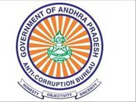 విశాఖ వుడా అర్బన్ ప్లానర్ ప్రదీప్‌కుమార్ ఇంట్లో ఏసీబీ సోదాలు