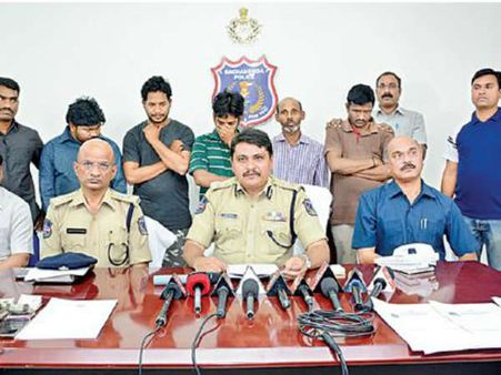 ఉద్యోగాలంటూ షేక్‌లకు సెక్స్ బానిసలు చేస్తారు: మహిళల అక్రమ రవాణా ముఠా అరెస్ట్