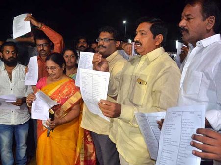 స్కైబాబపై బెజవాడ దాడి: వారి వాదన ఇదీ, బూతు ఉందనే...