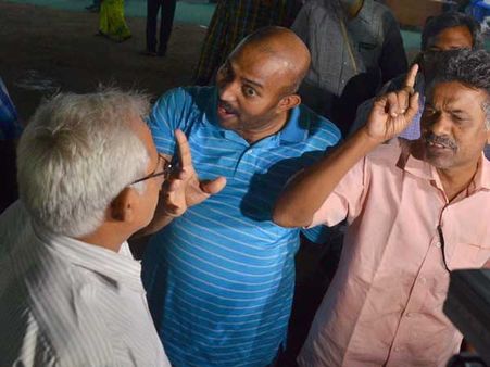 తెలంగాణ రచయిత స్కైబాబకు నిరసన సెగ: విజయవాడలో ఉద్రిక్తత