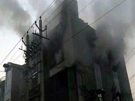 ఘోర అగ్నిప్రమాదం.. 17 మంది దుర్మరణం