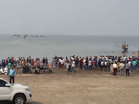 విషాదం: సముద్రంలో బోటు బోల్తా.. నలుగురు స్కూల్ విద్యార్థుల మ‌ృతి!