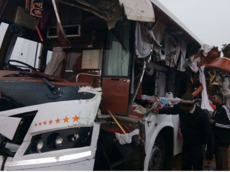 ఘోర ప్రమాదం: లారీని ఢీకొట్టిన ట్రావెల్స్ బస్సు, ముగ్గురు మృతి