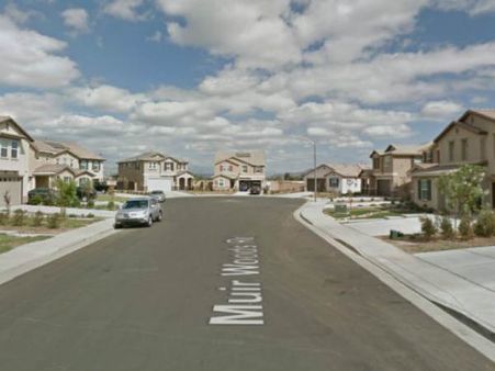 దారుణం: గొలుసులతో కట్టేసి, తిండిపెట్టక పిల్లలకు తల్లిదండ్రుల చిత్రహింసలు