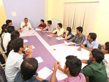 క్యాంపస్ ప్లేస్‌మెంట్లకు తగ్గిన గిరాకీ.. మూసివేత దిశగా ప్రైవేట్ ఇంజినీరింగ్ అడుగులు