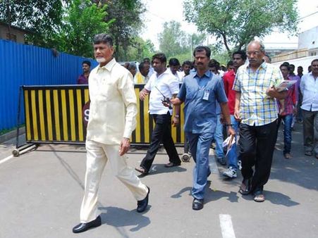 గణతంత్ర వేడుకలకు బాబు దూరం: కారణమిదే!, జెండా ఎగరేసిన గవర్నర్, భువనేశ్వరి హాజరు