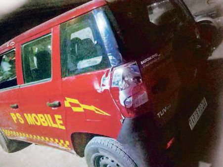 ఎస్‌ఐ కాల్పులు: రాళ్ళు రువ్వి, వాహనాలు ఢీకొట్టిన దొంగలు