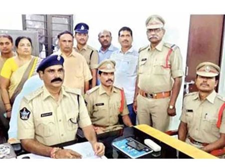 తమిళనాడు సీఎం పీఏనంటూ...మెడిసిన్ సీటు పేరుతో 15లక్షలు స్వాహా...భార్యాభర్తల అరెస్టు