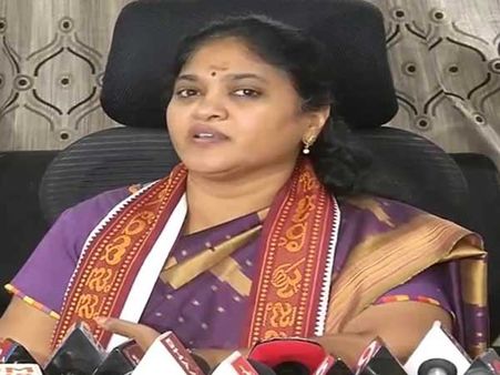 దుర్గ గుడిలో రహస్య పూజలు: ఈవో సూర్యకుమారికి ప్రభుత్వం షాక్, బదలీ ఉత్తర్వులు