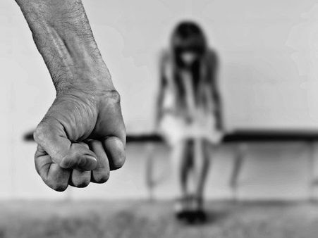 షాక్: భర్తపై ఇష్టం లేక, ప్రియుడి కోసం గ్యాంగ్‌రేప్ నాటకం, ఏమైందంటే?