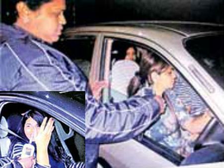 తాగి కారు నడుపుతూ యువతుల హల్‌చల్: పోలీసులు చెక్ పెట్టారు