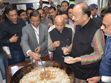 ఉల్లాసభరితంగా హాల్వా వేడుక.. విత్త మంత్రి జైట్లీకి స్వీట్ మెమొరీ మిగులుస్తుందా?