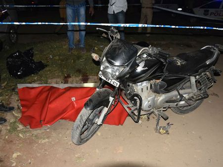 పార్కింగ్ ఘర్షణ: నెక్లెస్‌రోడ్డులో యువకుడి దారుణ హత్య