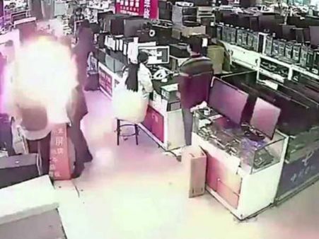 క్వాలిటీ టెస్ట్: ఐఫోన్ బ్యాటరీని కొరికాడు, ముఖంపైనే పేలింది(వీడియో)