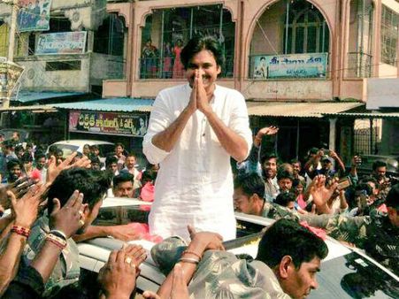 సత్యసాయి జిల్లా కోసం డిమాండ్, ఫ్యాన్స్ హంగామా-అపశృతి: 'పవన్! హోదాపై మాట్లాడవేం'