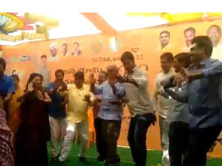 జన్మభూమిలో ‘గున్నా మామిడి’ డ్యాన్సులు...వైసీపీ నేత రోజా ఫైర్