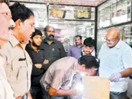 గుంటూరు జిల్లాలో భారీ చోరి;కిలోన్నర బంగారం,25 కిలోల వెండి అపహరణ...సంచలనం