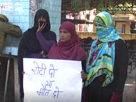 తిండి పెట్టండి లేదా చంపేయండి: యూపీ మహిళ వినూత్న నిరసన, తలపట్టుకున్న అధికారులు!
