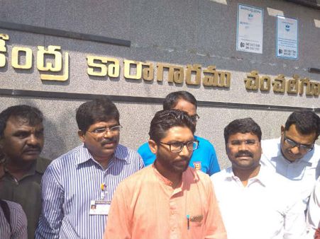 మందకృష్ణను చంచల్‌గూడ జైల్లో పరామర్శించిన జిగ్నేష్ మేవానీ