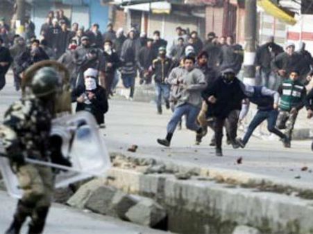 ఆర్మీ గస్తీ బృందంపై రాళ్లవర్షం.. కాల్పుల్లో ఇద్దరు పౌరులు మృతి, 9 మందికి గాయాలు