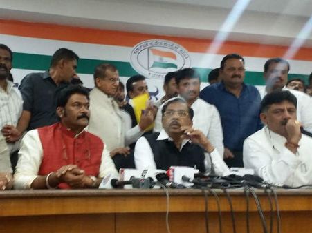 బీజేపీకి భారీ దెబ్బ: సీఎం సమక్షంలో కాంగ్రెస్ లో చేరిన గాలి, ఎంపీ శ్రీరాములు శిష్యుడు!