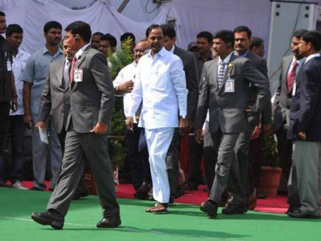 రిపబ్లిక్ డే: సంక్షోభాన్ని అధిగమించాం: కేసీఆర్ సర్కారుపై గవర్నర్ ప్రశంసలు