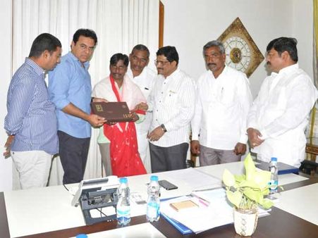 అటెండర్ నుంచి అసిస్టెంట్ ప్రొఫెసర్ స్థాయికి: కెటిఆర్ చేయూత