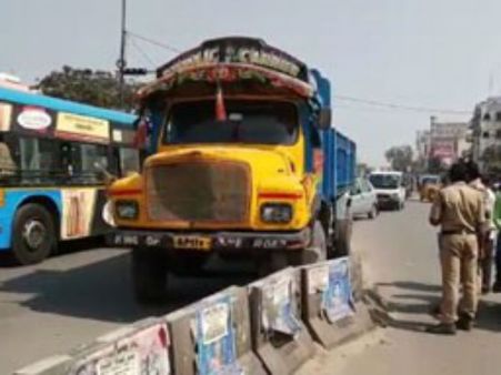 బైక్‌లపై నుంచి దూసుకెళ్తూ ఇసుక లారీ బీభత్సం: ముగ్గురు మృతి