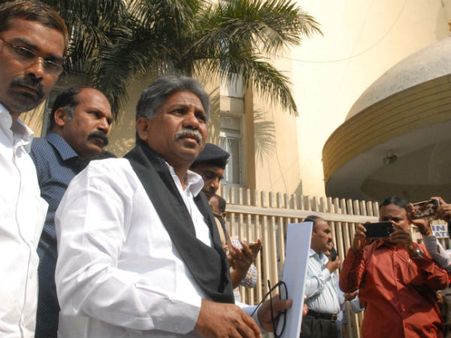 కేసీఆర్, హరీష్‌లపై కేసులేమయ్యాయి, దళితులం కాబట్టేనా..: మందకృష్ణ