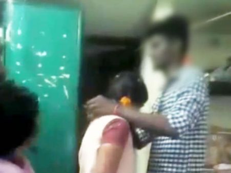 షాకింగ్: తరగతి గదిలోనే.. విద్యార్థిని మెడలో తాళి కట్టిన బాలుడు, నెట్‌లో వీడియో హల్‌చల్