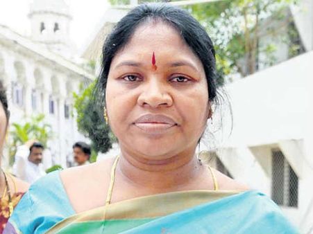 చుక్కెదురు: కారు వదిలేసిన వెళ్లిపోయిన గిడ్డి ఈశ్వరి