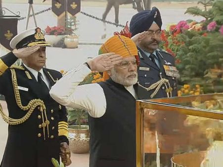 గణతంత్ర దినోత్సవం: అమరవీరులకు మోడీ నివాళులు, బీఎస్ఎఫ్ మహిళల అద్భుత ప్రదర్శన