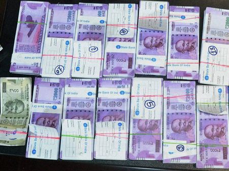 బెంగళూరులో ఏటీఎం డబ్బు: రూ. 90 లక్షలతో పరారైన సిబ్బంది, గన్ మ్యాన్ కు చెప్పి!