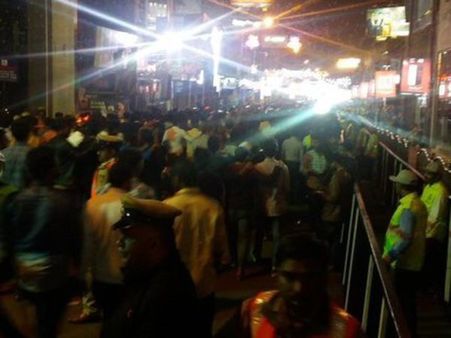 న్యూఇయర్, అమ్మాయిలు రావాలంటూ హాస్టల్ వద్ద ఆకతాయిల వీరంగం, వీడియో తీశారు