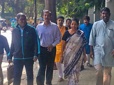 దటీజ్ నిర్మలా సీతారామన్!: రక్షణ లేకుండా.. వీధిలో నడుచుకుంటూ... రెస్టారెంట్లో భోజనం చేసి...