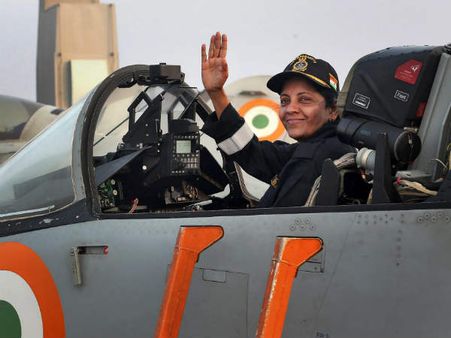 సుఖోయ్ యుద్ధవిమానంలో.. రక్షణ మంత్రి నిర్మలా సీతారామన్!