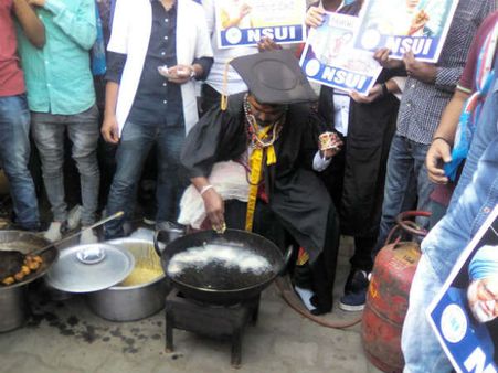 ప్రధాని మోడీకి వ్యతిరేకంగా బెంగళూరులో పకోడ ప్రతిఘటన: చివరికి మాకు ఇదే గతి!