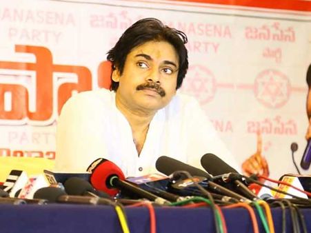 'చిరు' షాక్: నాడు ముఖం చాటేశారు, పవన్‌ను వెంటాడుతున్న ప్రజారాజ్యం