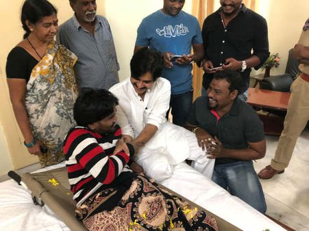 స్ట్రెచర్‌పై పవన్‌ను కలిసిన అభిమాని: జనసేనానిపై మందకృష్ణ విమర్శలు