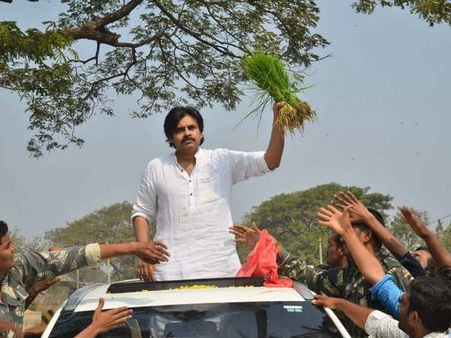 హడావుడిగా వెళ్లిపోయిన పవన్ కళ్యాణ్: కొత్తగూడెం.. జనసేనానికి 'మెగా' ఛాన్స్