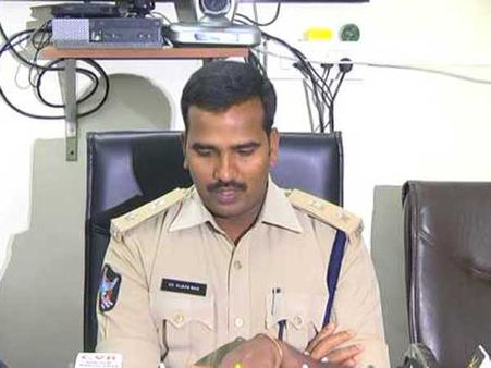 గుంటూరు:విదేశీయులపై దౌర్జన్యం ఘటనలో..ముగ్గురు కానిస్టేబుళ్ల సస్పెన్షన్