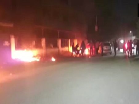 పద్మావత్: గుజరాత్‌లో హింసాత్మకంగా మారిన ఆందోళన, దుకాణాలు ధ్వంసం, బైకులు దహనం