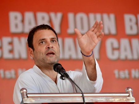 పిల్లలున్న బస్సుపై కర్ణిసేన దాడి: దేశాన్ని తగలబెడుతోందంటూ బీజేపీపై రాహుల్