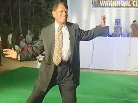 న్యూఇయర్ 2018: క్లబ్‌లో డ్యాన్స్‌తో అదరగొట్టిన మాజీ ఎంపీ రాజయ్య