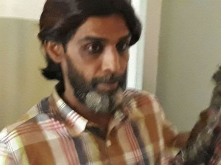 బాలికపై రేప్, హత్య: ఉరి శిక్ష, మీడియా, లాయర్లపై రాళ్ల దాడి, పోలీసు తుపాకి లాక్కొని !