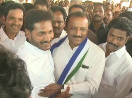 ఆపరేషన్ 'రివర్స్': జగన్ పార్టీలోకి విశాఖపట్నం కీలక నేత, అందుకే చేరిక!