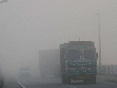 కోస్తాంధ్రను కమ్మేస్తున్న పొగమంచు...వాహనదారులు, ప్రయాణికుల అవస్థలు