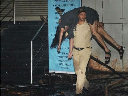 పబ్ ప్రమాదం: రియల్ హీరో, మూడుసార్లు ఏడంతస్తులు ఎక్కి కాపాడాడు